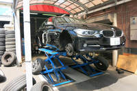 タイヤ交換中。