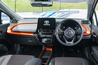 「トヨタ・アクア」の「Z」グレードに新設定された「FUN（ブラック×オレンジ）」のインテリア。