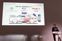 新型「ヴェゼル」の概要を説明する岡部さん。先代については、後席の快適性について改善を求める声が多く寄せられたため、特に意識して開発にあたったそうだ。