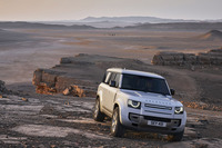 「ディフェンダー130」の最低地上高は290mm。アプローチアングルは37.5度、デパーチャーアングルは28.5度、そしてブレイクオーバーアングルは27.8度と発表されている。