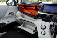 内側がオレンジ色のグラブボックスは、遊び心を生かした「シエンタ」ならではのディテールのひとつ。