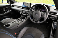 今回の試乗車は、販売台数100台の限定モデル「RZ“ホライズンブルーエディション”」。車名にもなっている同車専用の外装色に加え、各部にブルーのステッチが施された内装も特徴となっている。