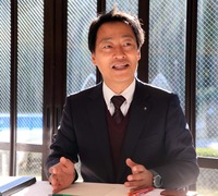 年々ハードルの上がる燃費基準を前に、ストロングハイブリッドやEVという選択肢も意識しているという鈴木さん。パワートレインをどうするかについては、結論は出ず。今は過渡期と考えている。