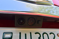 車両の後方をとらえるカメラは、トランクリッドのライセンスプレート上方に設置されている。