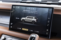 最大渡河水深はノーマルの「ディフェンダー」より10cm深い1mに到達。これは「ノーマル」モードでのカットだが、モードを切り替えたり車高を上げたりすると、きちんと「1m」と表示される。