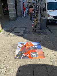 旧市街の至るところにあるIAAの案内表示。専用のアプリをダウンロードすると、マップを使って現在地と各メーカーのブースの位置が把握できる。