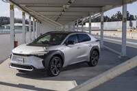 トヨタとスバルの協業によって生まれた「bZ4X」。BEV専用アーキテクチャー「e-TNGA」を新開発し、低重心化とボディーの高剛性化を追求している。