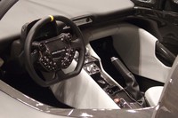 スパルタンなデザインのインストゥルメントパネルとなる「ダラーラ・ストラダーレ」。展示車両はシフトパドルを備える6段ロボタイズドAT仕様。