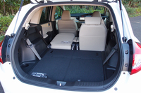 荷室の様子。写真は、3列目シートを床下に収納し、2列目シート左側を前屈させた状態。