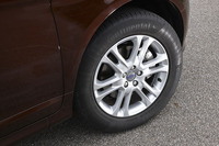 「XC60 D4 SE」には、ベーシックな「XC60 D4」よりも1インチ大きい、18インチのアルミホイールが与えられる。
    