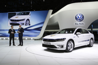 プラグインハイブリッド仕様「パサートGTE」も「グループ・ナイト」で公開された。
    