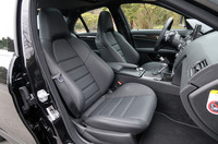 前席には、セミバケットタイプのAMG専用スポーツシートが備わる。