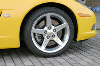 タイヤサイズは、前後とも1インチアップ。フロントが245/40ZR18、リアは285/35ZR19インチを履く。銘柄は「グッドイヤー イーグルF1」。