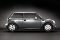 ボディサイドには、クロームのピンストライプが入れられる。