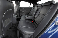 シートカラーはジェット（黒）。後席の背もたれはジャガー初の3分割可倒式（40：20：40）となる。
    