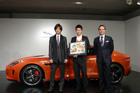 『テニスの王子様』の作者 許斐 剛さん（写真左）と、錦織 圭選手（同中央）、ジャガー・ランドローバー・ジャパンのマグナス・ハンソン社長（同右）。