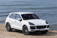 グリルやバンパーの形状が変更された、最新の「カイエンターボ」。テスト車は、「911ターボデザインホイール」と名付けられた21インチアルミホイールを履く。
    