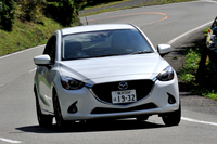 S字コーナーを抜ける「XDツーリング Lパッケージ」。ボディーの全幅は1695mm。ゆえに5ナンバーを維持しているが、全長は4mを超えた。