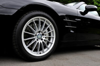 タイヤは「SL550」「SL350」とも標準サイズは前255/40R18、後ろ285/35R18（写真はSL550）。「AMGスポーツパッケージ」装着車では19インチに変更される。
