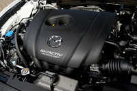 「20S」に搭載される2リッター直4直噴エンジン。ディーゼル車には一歩譲るものの、燃費性能は17.4km/リッター（JC08モード）と高水準。