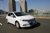 走行中はエンジンが常に動いているため、走行感覚は従来のクルマと変わらない。この点が、モーター駆動を味わえる「プリウス」との最大の違い。