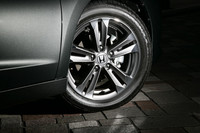 「α・Black label」には、ピューターグレーのメタリック塗装を施した、16インチアルミホイールが装着される。