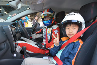 神奈川県の市原拓真くん（小学校4年生）は同乗走行体験を終えると、「けっこう普通だったよ。でも、横転しそうだった（笑）」
