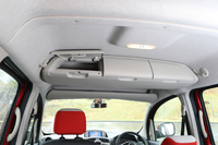 オーバーヘッドボックスの容量は24.4リッター。内部は仕切られていないので、長さのある荷物も収納できる。