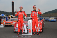 GT500クラスの年間タイトルを手にした、No.38 ZENT CERUMO SC430の立川祐路（写真左）と平手晃平（同右）。
    