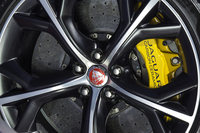 V8エンジンを搭載する「R」とV6エンジンの高性能グレードである「S」には、オプションでカーボンセラミックブレーキが設定されている。