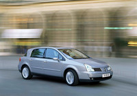 グリルが縦型だった前期モデル（2002年）。これもそれなりにクリーンな印象だ。