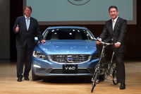2014年モデルの「ボルボV60」と、ボルボ・カー・ジャパン代表取締役社長のアラン・デッセルス氏（右）、ボルボ・カー・コーポレーション シニアセーフティーマネージャーのヤン・イバーソン氏（左）。
    