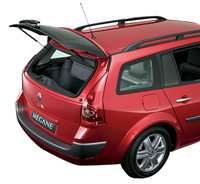 17インチのアルミホイールを履く「2.0プレミアム」。1.6リッターモデルは15インチのカバー付き、2.0は16インチアルミとなる。
	写真をクリックすると、リアガラスだけが開いた写真を見られます。
	 