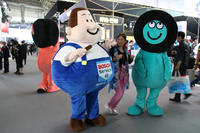 ボッシュ（左）と万力（ワンリー）タイヤという2ブランドの着ぐるみが、同じ場所でプロモーションを実施。他のオートショーでは考えられない光景である。
