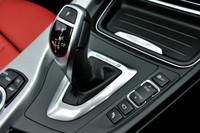 トランスミッションはZF製の8段AT。モーターのほか、エンジン出力分離用クラッチや、統合発進エレメントと呼ばれる多板クラッチを内蔵している。