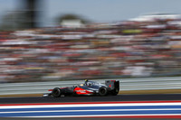 予選で10分の1秒差の2位につけたハミルトンは、スタートで3位に後退するもすぐにマーク・ウェバーを抜き2位の座を奪還。トップのセバスチャン・ベッテルを視野に捉えながら機をうかがい、42周目、周回遅れに一瞬つまったレッドブルをオーバーテイクすることに成功した。ハミルトンはインディアナポリスでの5年前のレースに次いでアメリカGP2連勝。（Photo=McLaren）