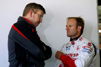 ルーベンス・バリケロ（右）と話すロス・ブラウン。名将を迎え入れたことは英断だったが、チーム建て直しには時間がかかるだろう。（写真＝Honda）