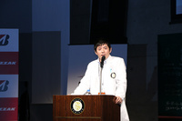 「ブリザック」の特長について説明する、ブリヂストンタイヤジャパン 消費財マーケティング本部の渡部亮一氏。