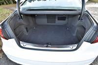 ラゲッジルーム容量は510リッター。後席は可倒式ではなく、中央部にトランクスルー（スキーバッグ）が備わる。