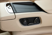 リアシートの姿勢は、センターコンソール左右のコントロールパネルで操作する。