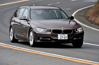 「320dツーリング スポーツ」は、よりソリッドで塊感に満ちたフットワークが身上。