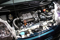 写真は64psのターボエンジン。「パステル」「ディーバ」で選ぶことができ、ボンネットフードにエアインテークが備わる。