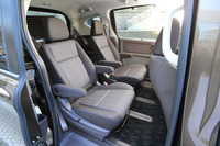 「フリード」の2列目シートには、左右独立式の2人乗りと、ベンチ式の3人乗りの2種類が用意される。