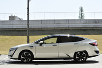 エクステリアデザインのコンセプトは「ボールド＆エアロ」。低く、幅広いボディーが演出する堂々とした車格感と、先進的で美しいストリームラインデザインを同時に追求したそうだ。