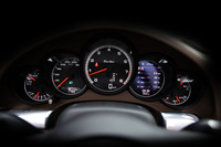 エンジン回転計を中央に据える5連メーター。速度計の表示は、350km/hまで刻まれている。