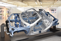 坂元氏入魂のボディー骨格。「カーボンやアルミをもっと大量に使えば軽量化は簡単だろうけど、コストはかかるし、技術者としてもそれはつまらない」とのこと。
    