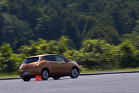 「日産リーフ」とジムカーナ。一瞬「はぁ？」という取り合わせに思えたものの、電気自動車の持つ“ワイルド”な一面を垣間見ることができた。