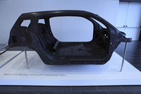 ボディシェルは、CFRP（炭素繊維強化プラスチック）製。