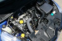 エンジンは「インテンス」や「ゼン」「アクティフ」などと同じ1.2リッター直4ターボ。120psの最高出力と19.4kgmの最大トルクを発生する。
    