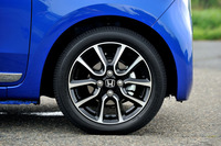 タイヤサイズは165/55R15。試乗車にはブリヂストンB250が装着されていた。
    